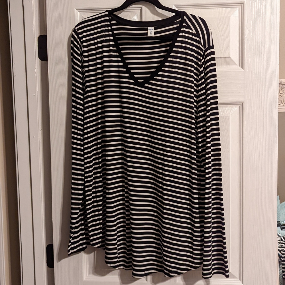 Old Navy Long Sleeved Black and White Stripe V-Neck size XXL Tall